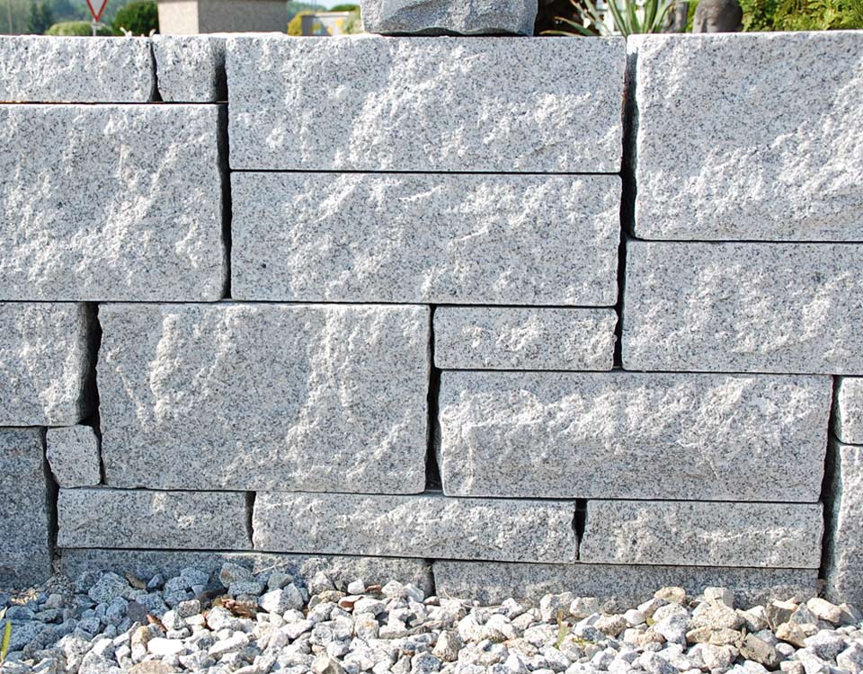 Mauerstein, Granit, gesägt
